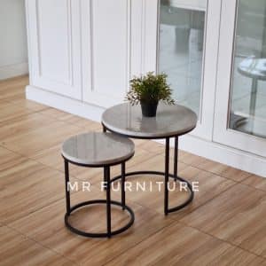 Meja Nesting Hitam Besi Top Marmer Putih, D 50 dan 35 Cm Nesting Coffe Table Bulat Untuk Ruang Tamu
